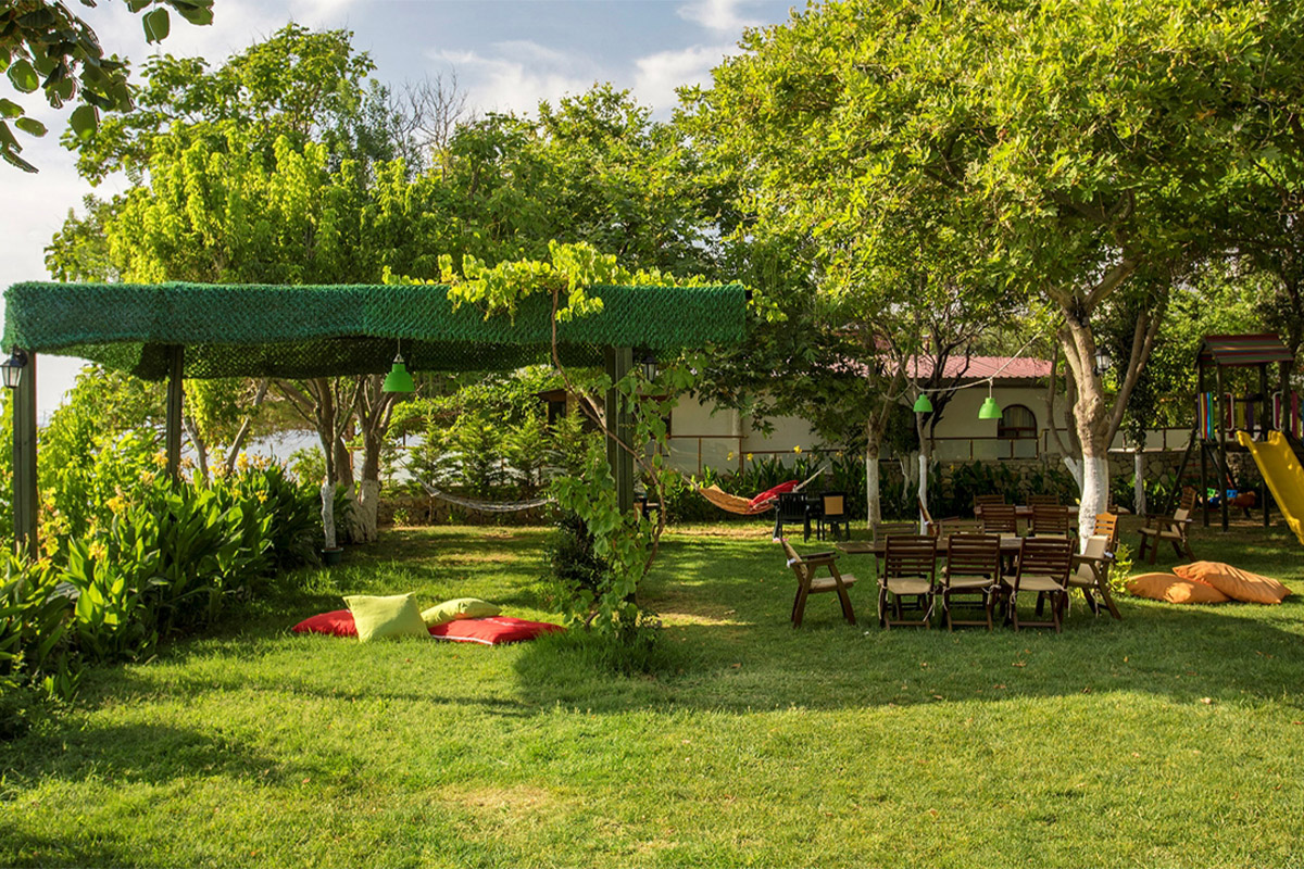 Gölgelikli Bahçede Dinlenme